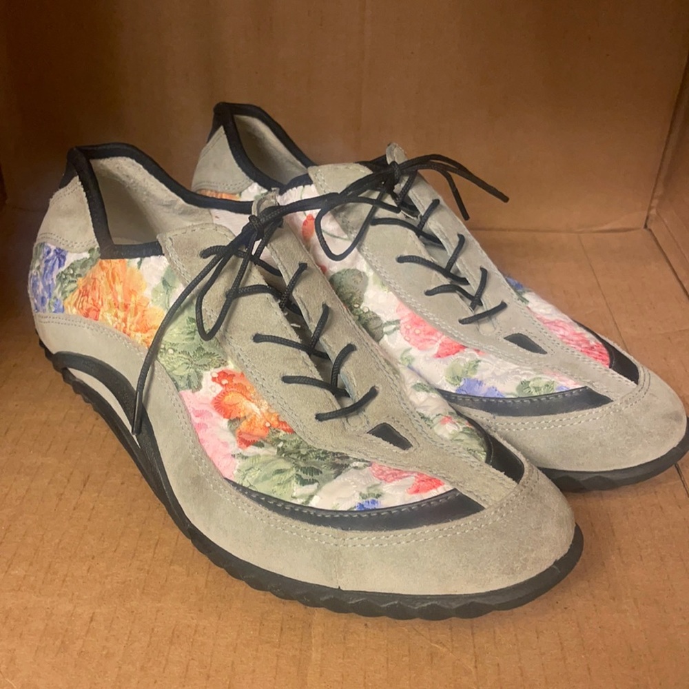 ECCO Floral Lace-Up Sneakers (SIT-04)